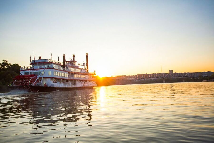 Cincinnati: Riverboat Cruise with Lunch and Entertainment - A slow cruise with two city views