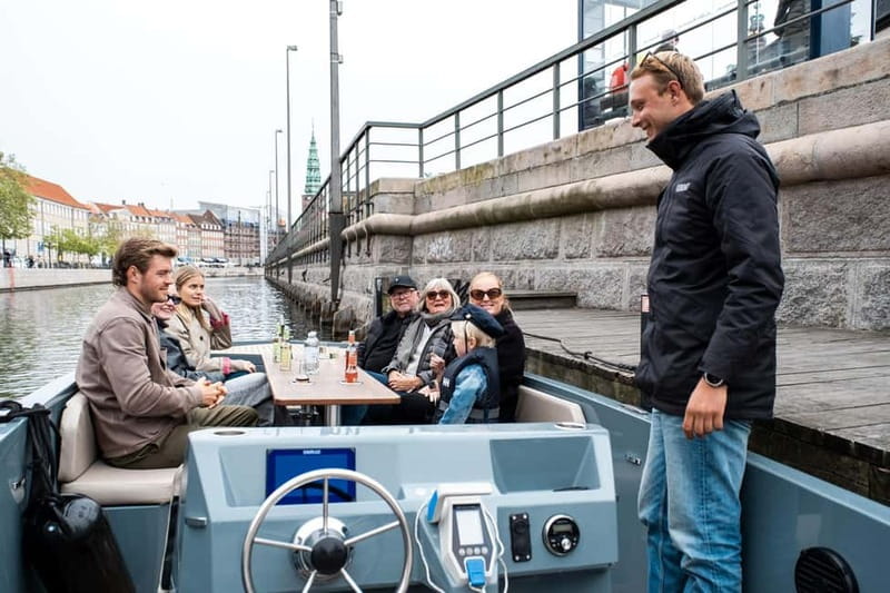 Copenhagen: 1 or 2-Hour Canal Tour in Silent Electric Boats - Seeing Amalienborg Palace from the harbor