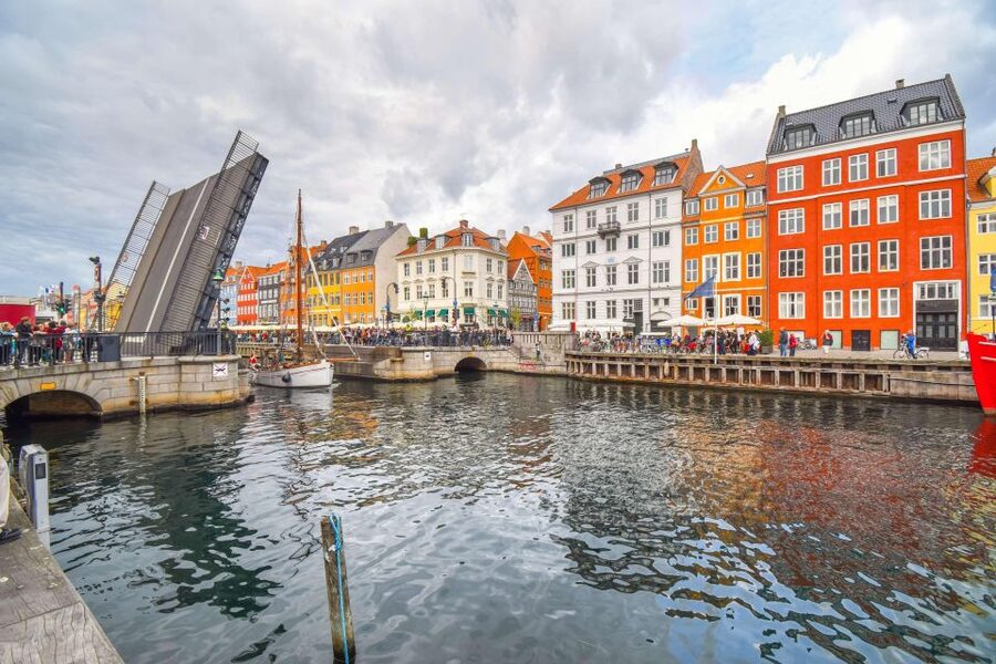 Copenhagen: Canal Boat Cruise & Old Town/Nyhavn Walking Tour - Nyhavn and the change from street to water