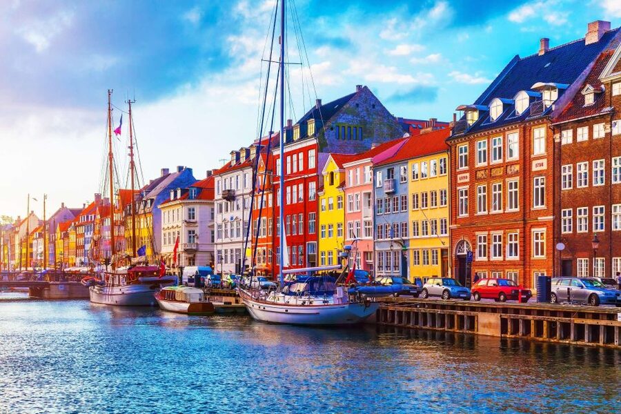 Copenhagen: Canal Boat Cruise & Old Town/Nyhavn Walking Tour - What you see from the one-hour canal cruise