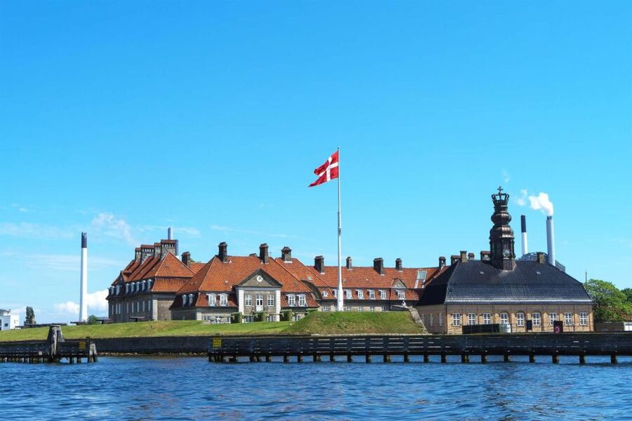 Copenhagen: Canal Boat Cruise & Old Town/Nyhavn Walking Tour - The four-hour version adds royal Copenhagen