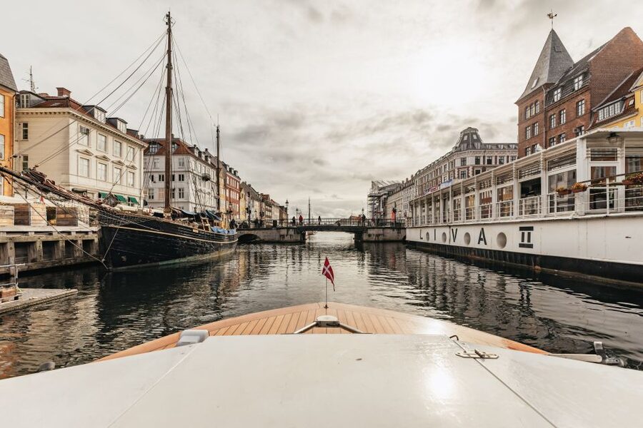 Copenhagen: Canal Cruise with Guide - Amalienborg Palace and the royal quarter