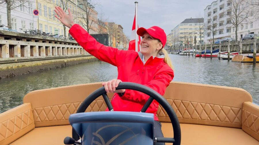Copenhagen: Guided Canal Tour by Electric Boat - A small boat with room for questions