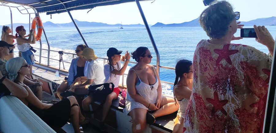Corinth Canal Cruise: Ancient Ports, Crystal Waters &History - Lunch, Wine, and the Onboard Mood