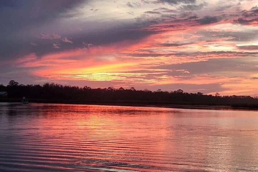 Crystal River: Sunset Cruise in Kings Bay - The captains make the quiet water interesting
