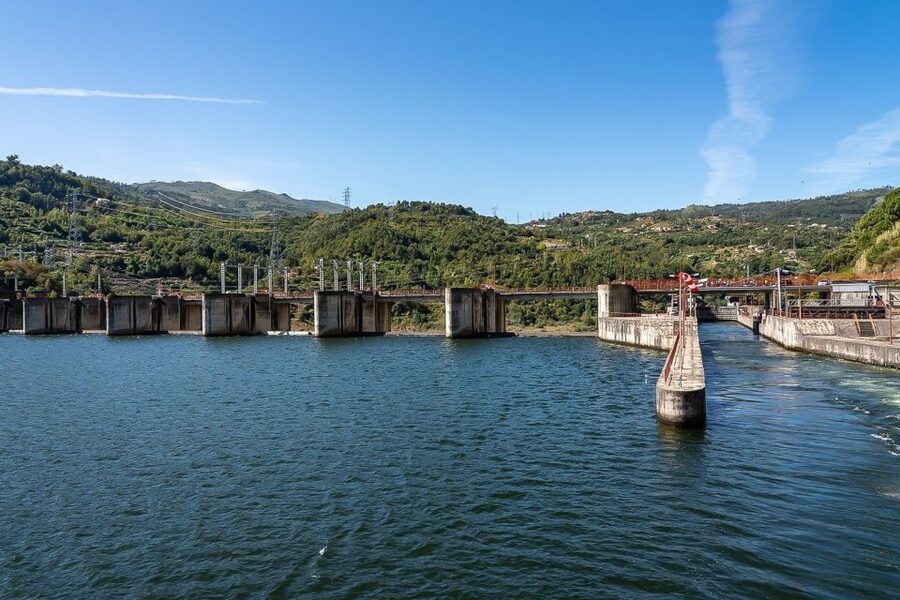 Day Cruise from Porto to Pinhão with Breakfast and Lunch - Locks, dams, and the engineering of the Douro