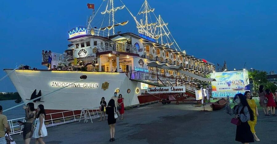 Dinner on Cruise Saigon River - Group tour - Watching Ho Chi Minh City from the water