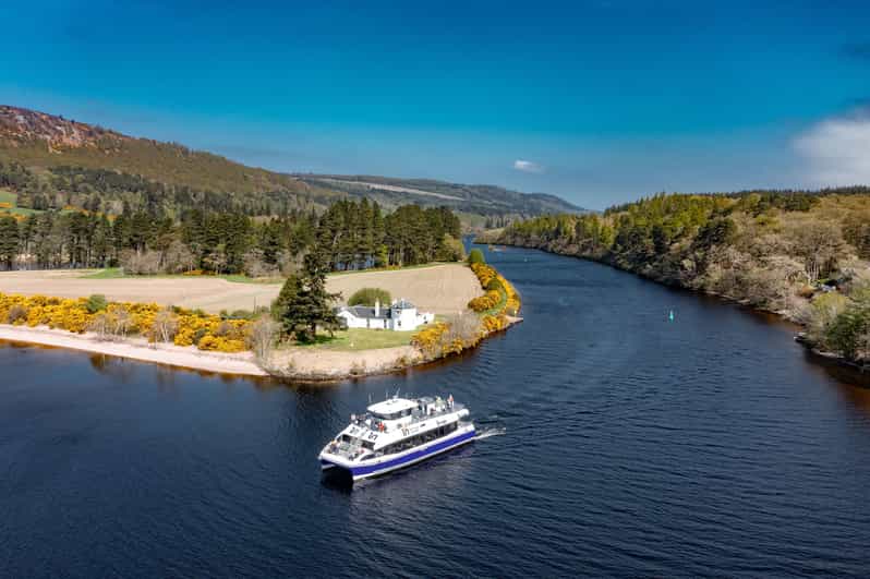 Dochgarroch: Caledonian Canal and Loch Ness 50min Cruise - A comfortable boat for a short outing
