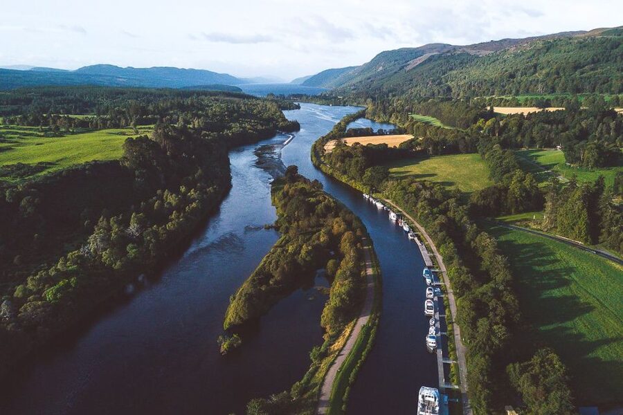 Dochgarroch: Loch Ness and Caledonian Canal 2-Hour Cruise - Seeing Urquhart Castle from the water