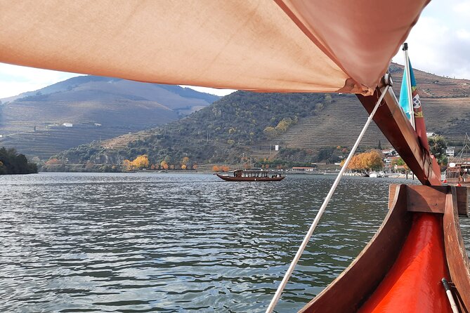 Douro Valley Tour - 3 Wine tastings, Lunch & river Cruise - Pinhão offers a choice between water and a riverside walk