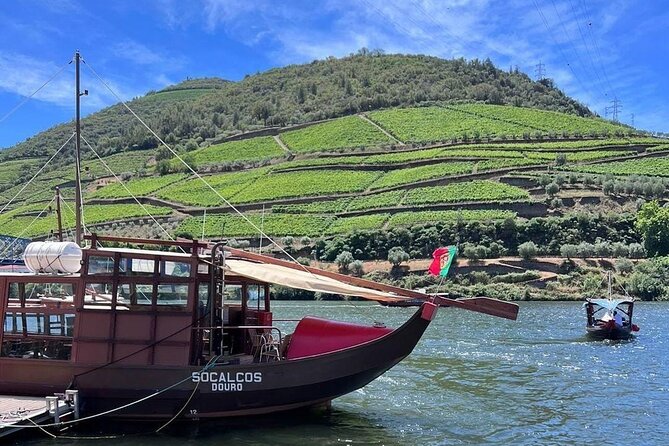 Douro Valley Tour - 3 Wine tastings, Lunch & river Cruise - Régua gives you the first river views