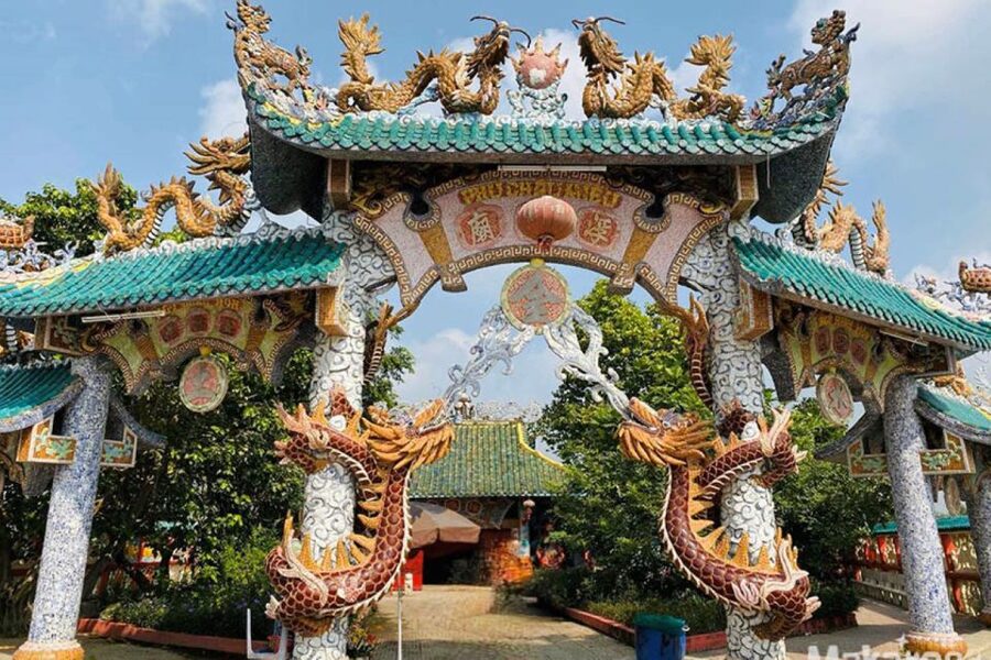 Dragon Floating Temple & Simulate Mekong Island by SpeedBoat - Phu Chau Floating Temple and its dragon details