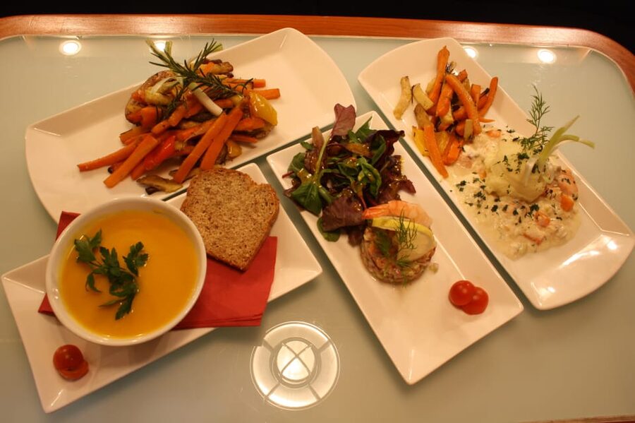 Dublin: Grand Canal Cruise with Dinner - Practical details that affect your evening
