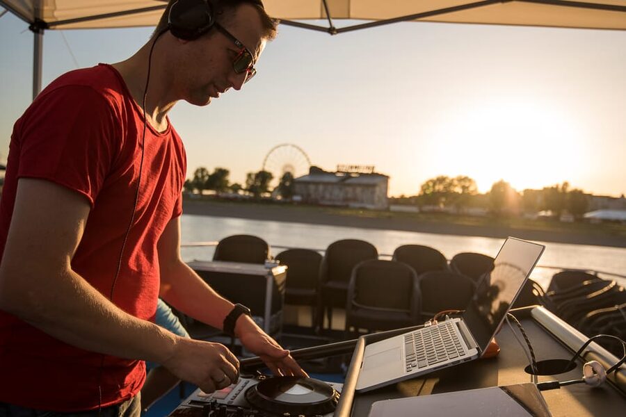 Düsseldorf: 2-Hour Evening Rhine River Cruise with Live DJ - The live DJ and the actual mood onboard