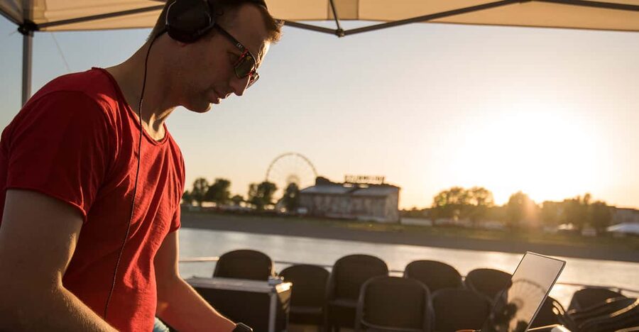 Düsseldorf: 2-Hour Evening Rhine River Cruise with Live DJ - Watching Düsseldorf change at twilight