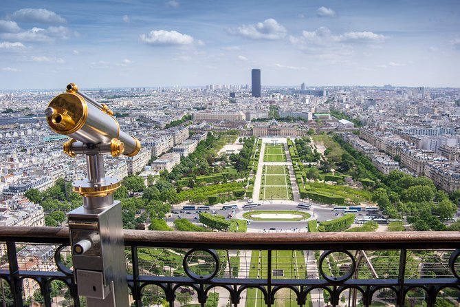 Eiffel Tower and City Tour by Bus with Seine River Cruise Option - Audio commentary versus a personal guide