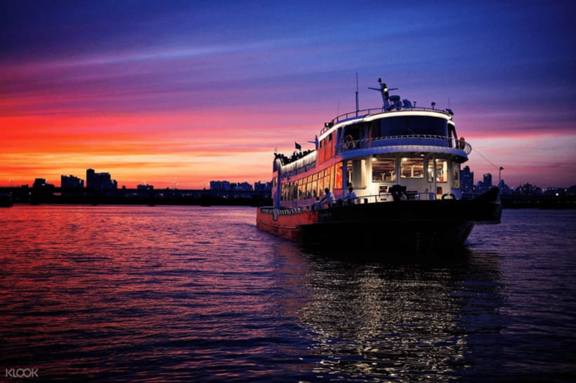 Eland Han River Cruise & Ashley Marine Buffet - Live music while the boat moves