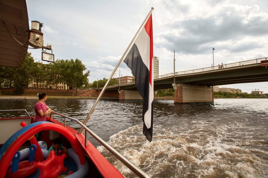 Frankfurt: 1-Hour Panorama Boat Cruise on the river Main - Choosing your seat and handling the sun