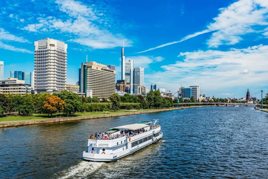 Frankfurt: River Main Sightseeing Cruise with Commentary - The financial district and Frankfurt’s modern face