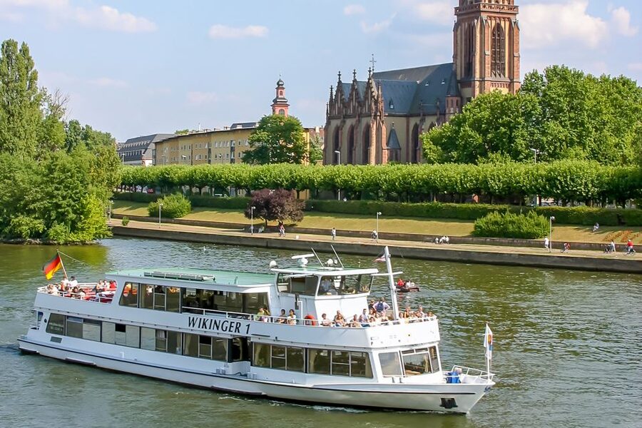 Frankfurt: River Main Sightseeing Cruise with Commentary - Why the 100-minute cruise is usually the better buy