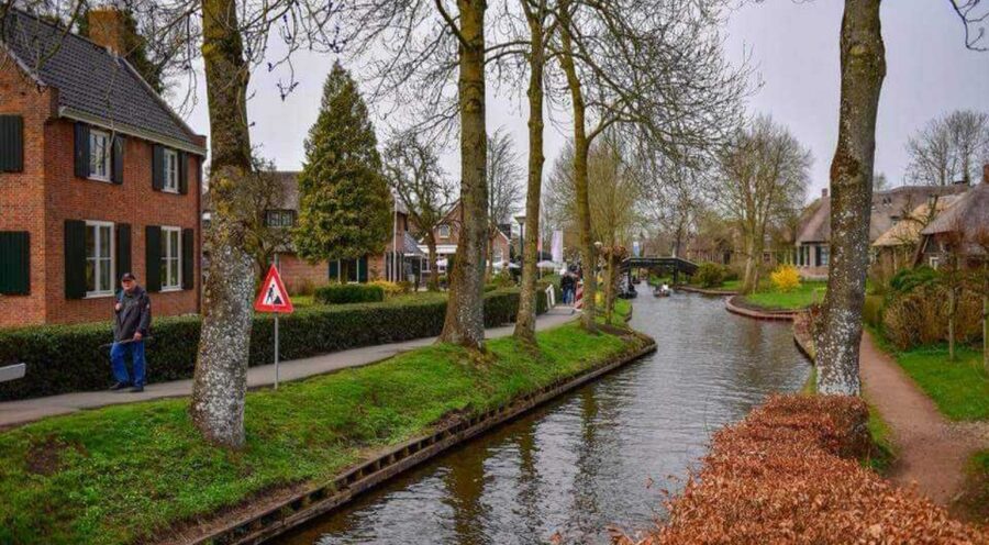 From Amsterdam: Giethoorn Guided Day Trip with Canal Cruise - Why Giethoorn makes a good break from Amsterdam