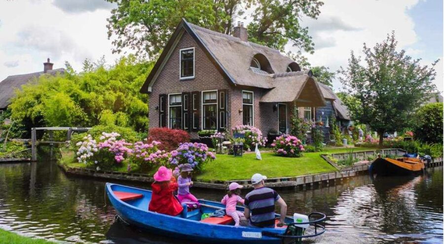 From Amsterdam: Giethoorn Guided Day Trip with Canal Cruise - The ride north through the Dutch countryside
