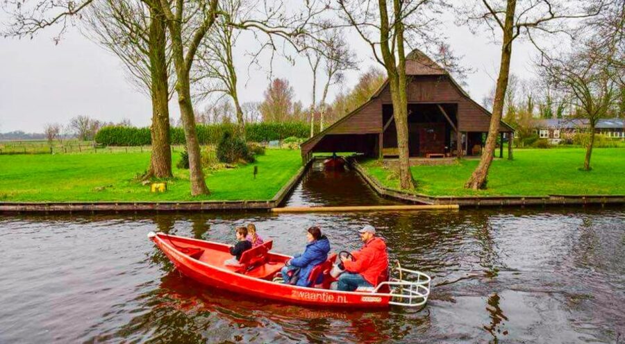 From Amsterdam: Giethoorn Guided Day Trip with Canal Cruise - Arriving in Giethoorn and getting your bearings