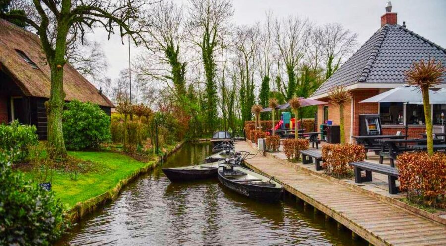 From Amsterdam: Giethoorn Guided Day Trip with Canal Cruise - Guide quality and the human side of the day