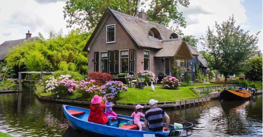 From Amsterdam: Giethoorn Guided Day Trip with Canal Cruise - Meeting the group beside Amsterdam Central Station