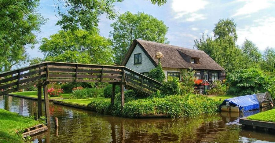 From Amsterdam: Giethoorn Sightseeing Tour and Canal Cruise - Why Giethoorn makes a fine break from Amsterdam