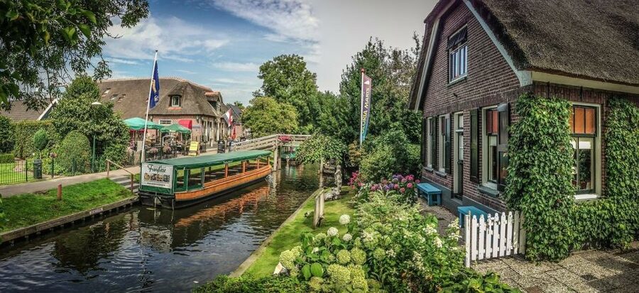 From Amsterdam: Giethoorn Sightseeing Tour and Canal Cruise - The one-hour canal cruise through the village