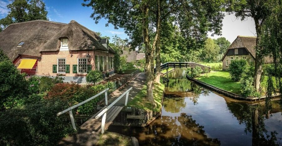 From Amsterdam: Giethoorn Sightseeing Tour and Canal Cruise - Who will get the most from this Giethoorn outing