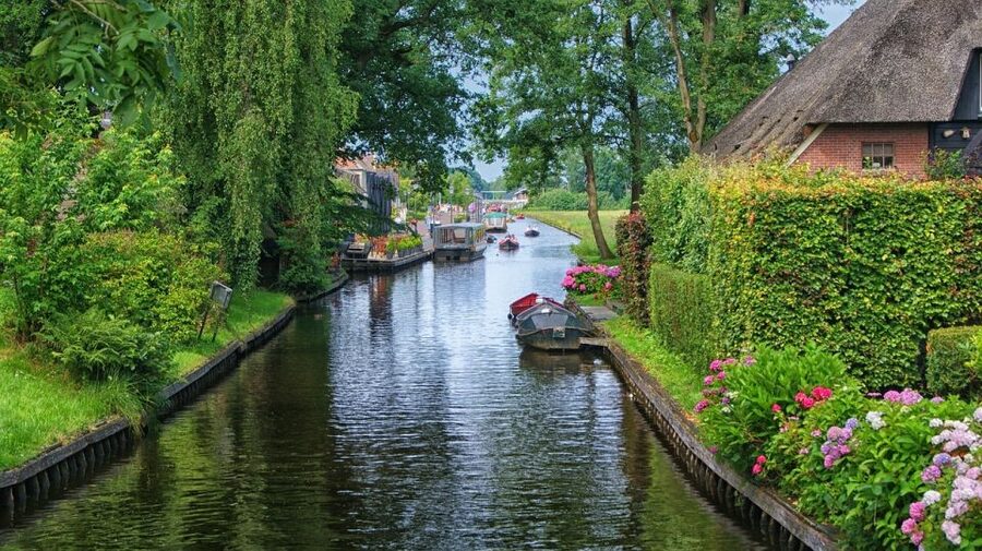From Amsterdam: Giethoorn Sightseeing Tour and Canal Cruise - Leaving Amsterdam in a private Mercedes