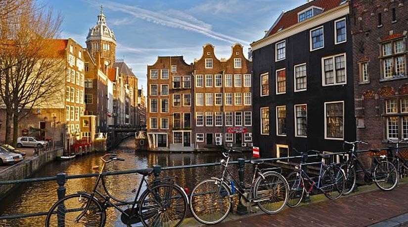 From Brussels: Day Trip to Amsterdam with Canal Boat Cruise - A guided look at Dam Square and the old center
