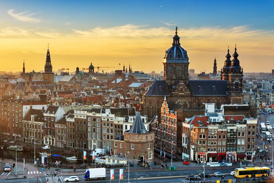 From Brussels: Day Trip to Amsterdam with Canal Boat Cruise - What the bilingual format is really like