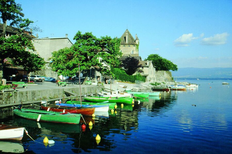 From Geneva: Yvoire medieval village & Lake Geneva Cruise - Arriving at Yvoire’s medieval gates