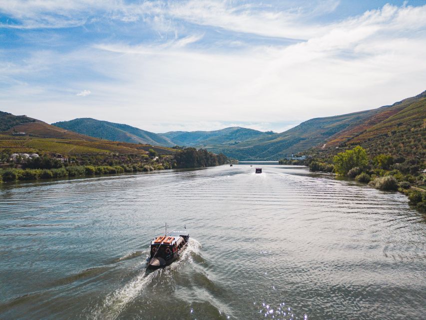 From Pinhão: Douro Valley Rabelo Boat Tour with Audio Guide - Quinta das Carvalhas and the return to Pinhão