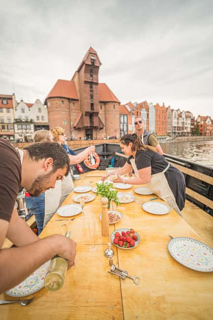 Gdańsk: Motława River Cruise with Pierogi Tasting - Długie Pobrzeże, Żuraw, and the pierogi tasting
