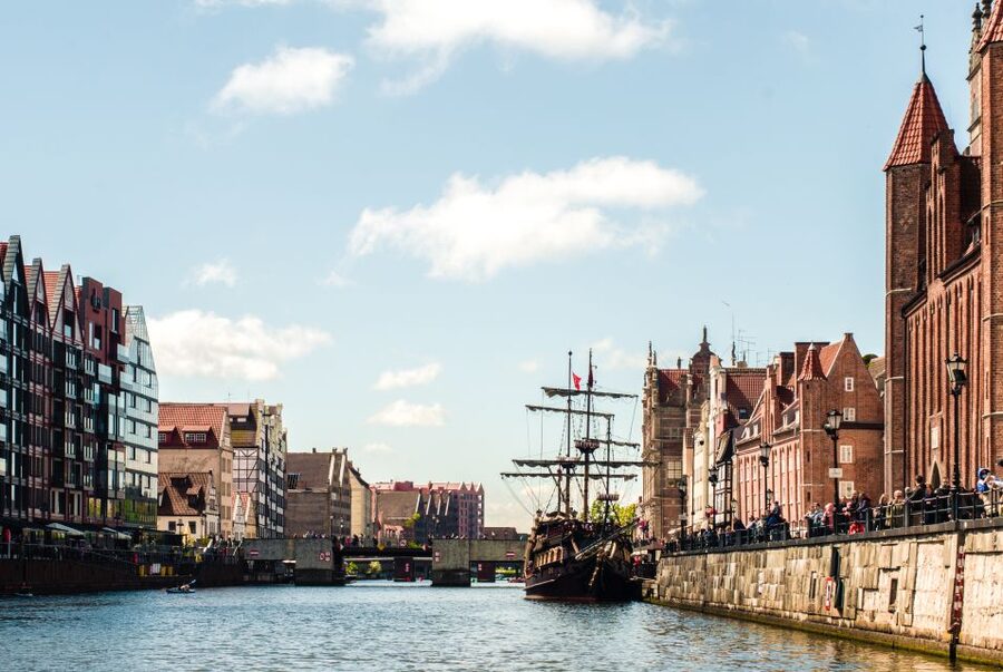 Gdańsk: Motlawa River Yacht Cruise - The Crane and the historic waterfront gates