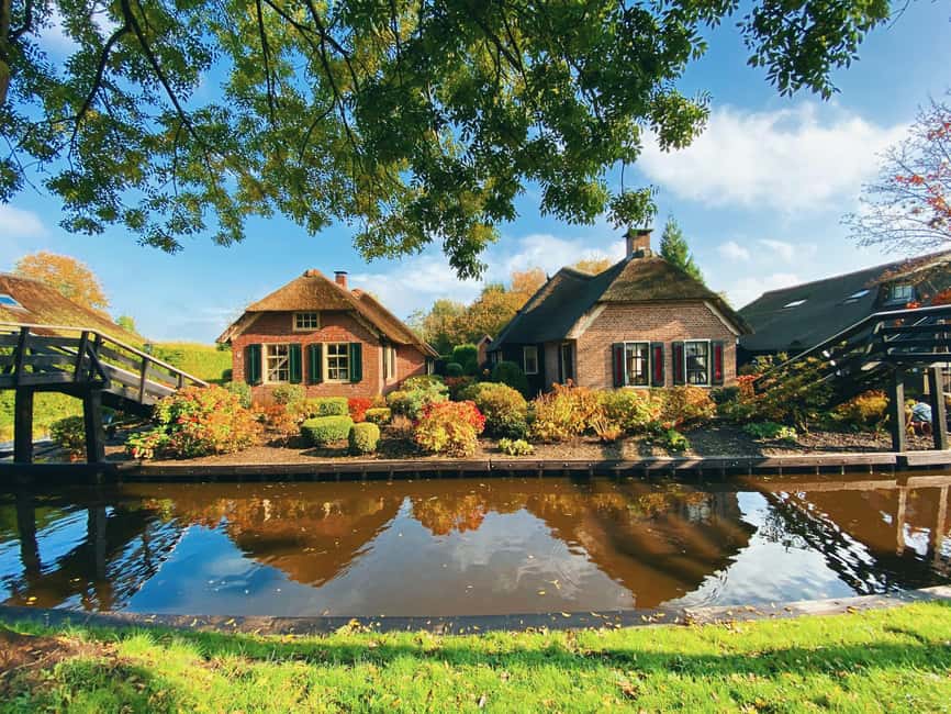 Giethoorn : 1 Hour Canal Cruise in Village With Coffee/Tea - Why Giethoorn looks different from other Dutch towns