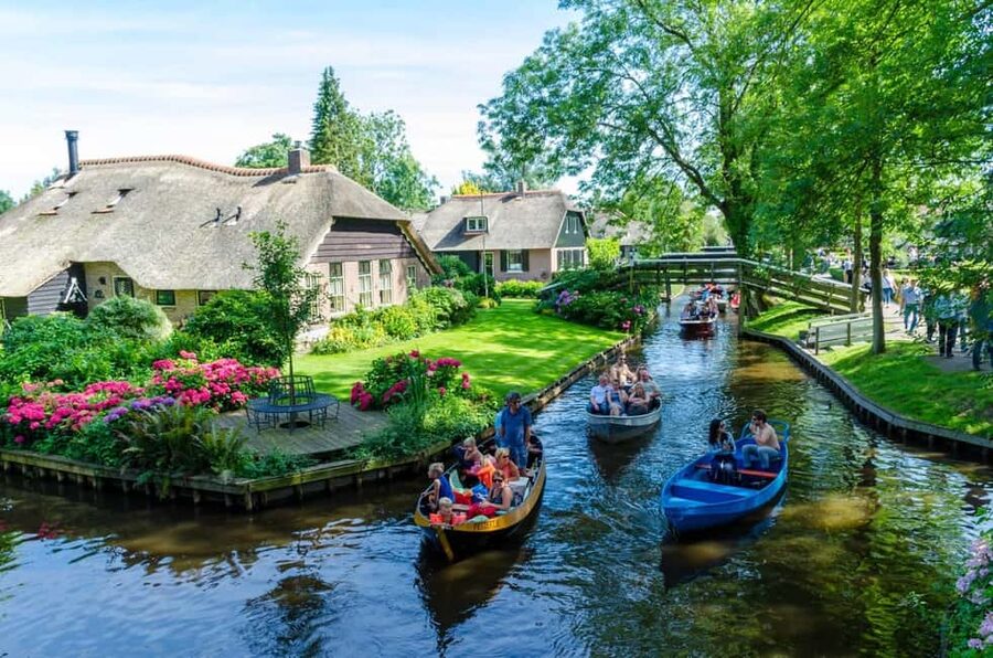 Giethoorn : 1 Hour Canal Cruise in Village With Coffee/Tea - A modern electric boat built for comfort