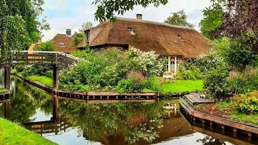 Giethoorn : 1 Hour Canal Cruise in Village With Coffee/Tea - The village canals: bridges, farmhouses, and local stories