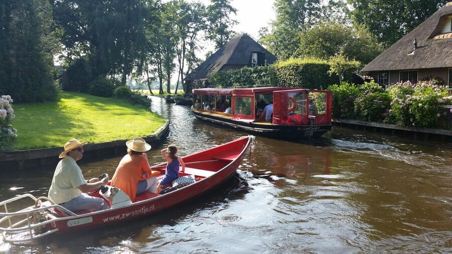 Giethoorn: Canal cruise Giethoorn village and lake - A simple plan for getting the most from the hour