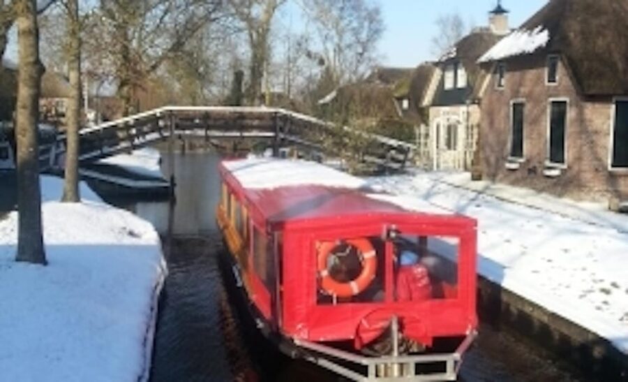 Giethoorn: Canal cruise Giethoorn village and lake - Why Giethoorn is best seen from a boat