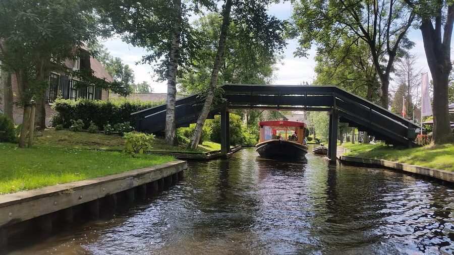Giethoorn: Canal cruise Giethoorn village and lake - Through Giethoorn’s narrow canals