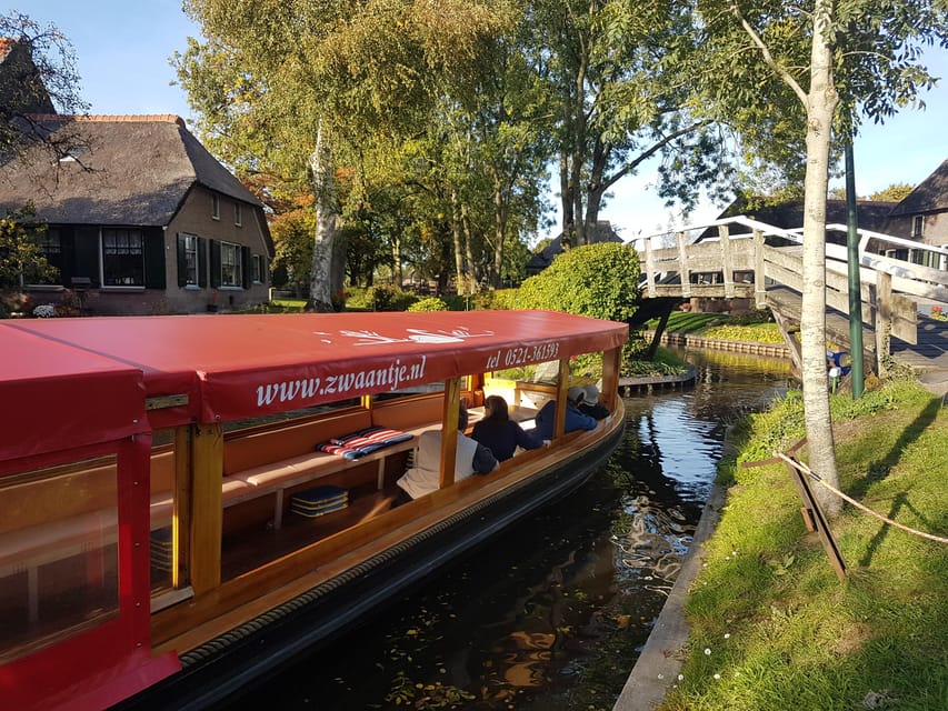 Giethoorn: Canal cruise Giethoorn village and lake - Leaving the village for Weerribben-Wieden