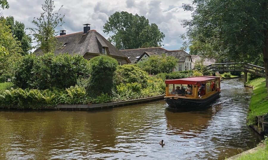 Giethoorn: Canal cruise Giethoorn village and lake - What the boat is like in changing weather