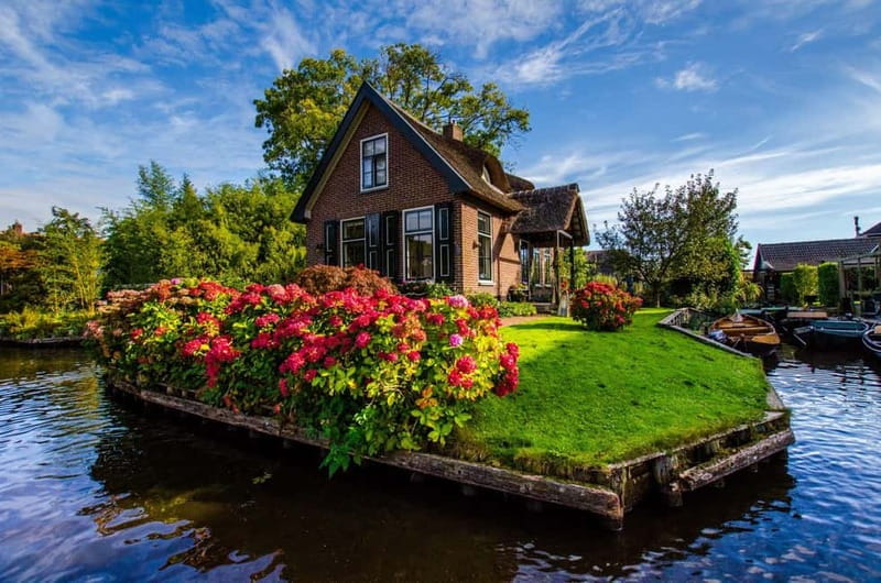 Giethoorn: Canal Cruise & lake Tour & Sightseeing Village - Giethoorn from the water, not just the footpath