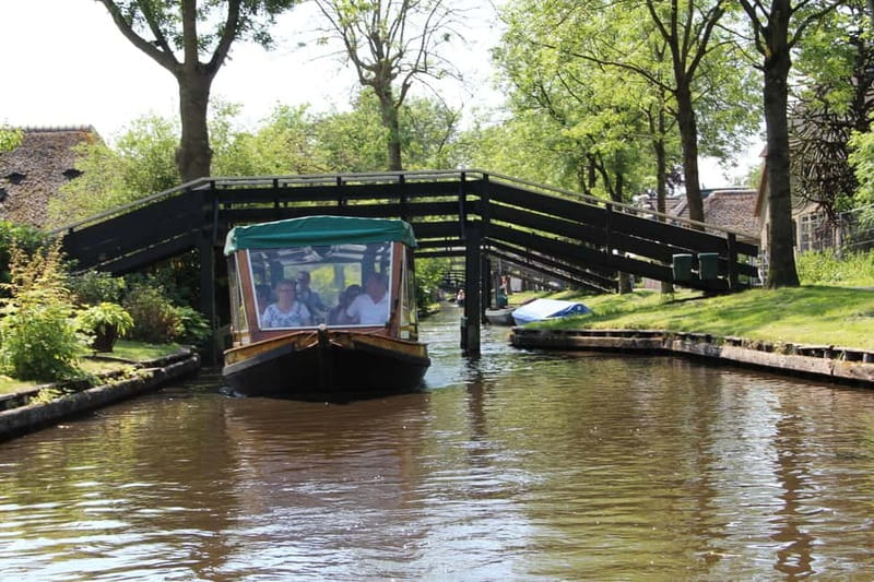 Giethoorn: Canal Cruise & lake Tour & Sightseeing Village - Why the boat ride is the strongest part