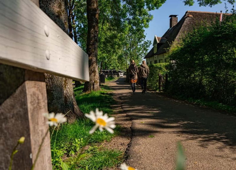Giethoorn: Canal Cruise & lake Tour & Sightseeing Village - Price and value at $16
